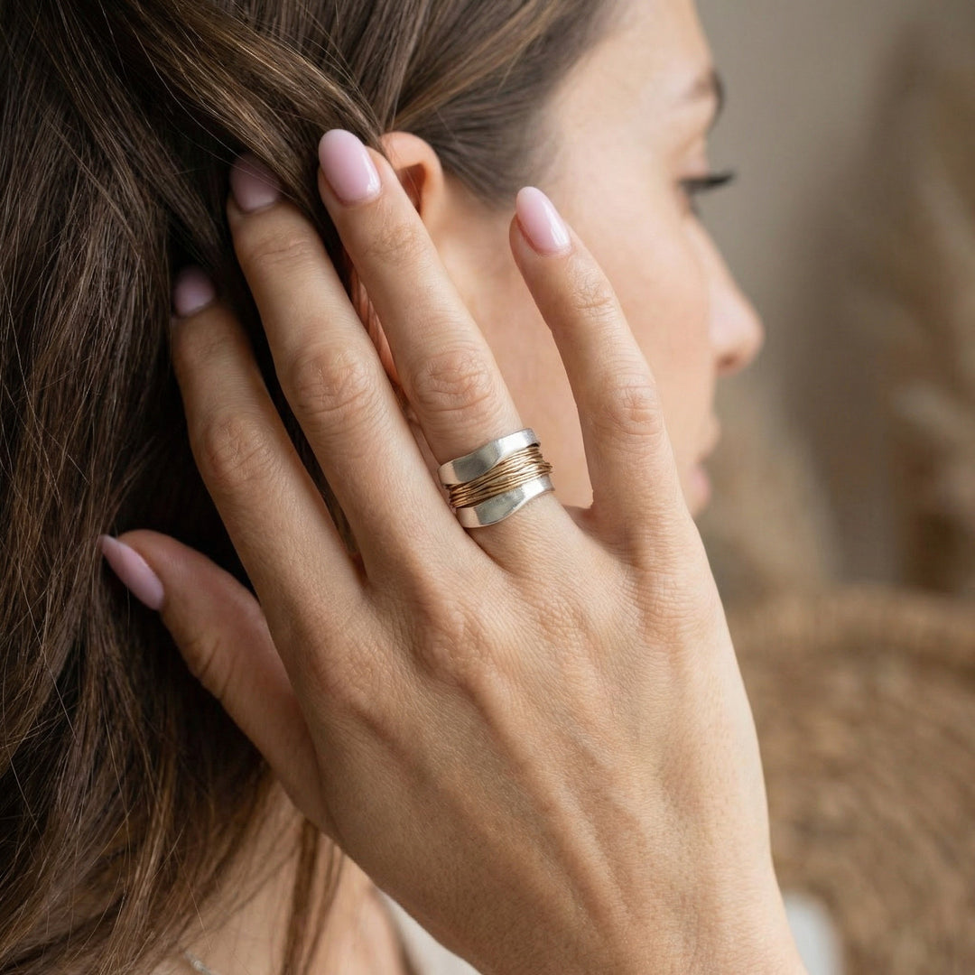 Wunderschöner Damen Wickelring aus Silber mit goldenen Akzenten. Ideales Geschenk, femininer Alltagsschmuck.