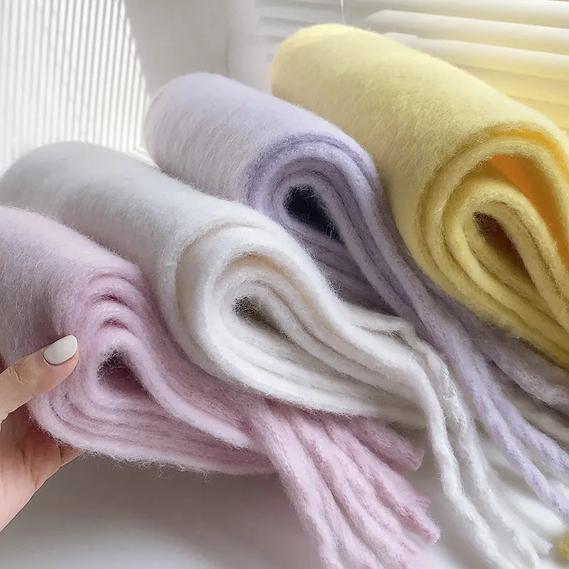 Modischer Damen Winterschal, setzt stilvolle Akzente, für elegante Winteroutfits.