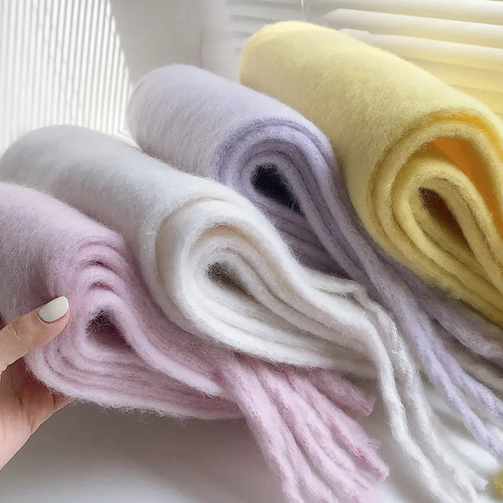 Modischer Damen Winterschal, setzt stilvolle Akzente, für elegante Winteroutfits.