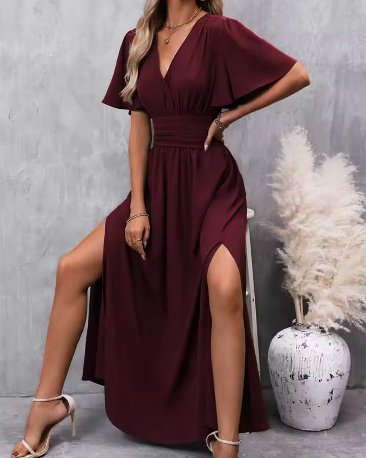 Seitenansicht des eleganten Damen Maxikleides mit hohem Seitenschlitz, ideal für Abend- und Partyanlässe.