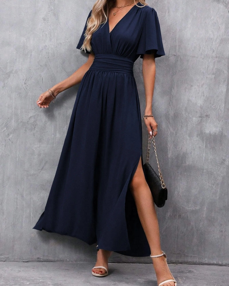 Damen Maxikleid in Bewegung, ein elegantes Abendkleid mit Seitenschlitz, ideal für Hochzeiten und Party-Outfits.