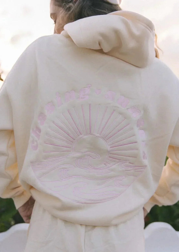 Eine Frau trägt den lockeren Damen Hoodie mit tropischem Stickmotiv. Perfekt für Winter & Frühling.