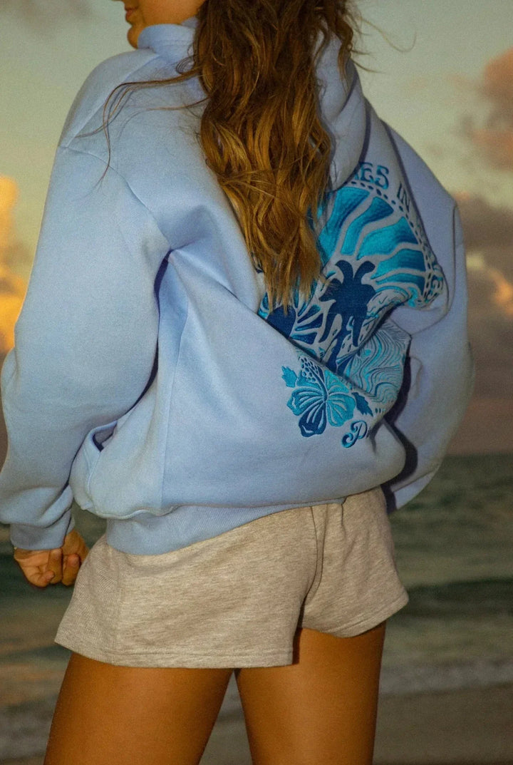 Detailaufnahme des Ärmels oder der Kapuze des Damen Hoodies mit farbenfrohem Tropen-Design.
