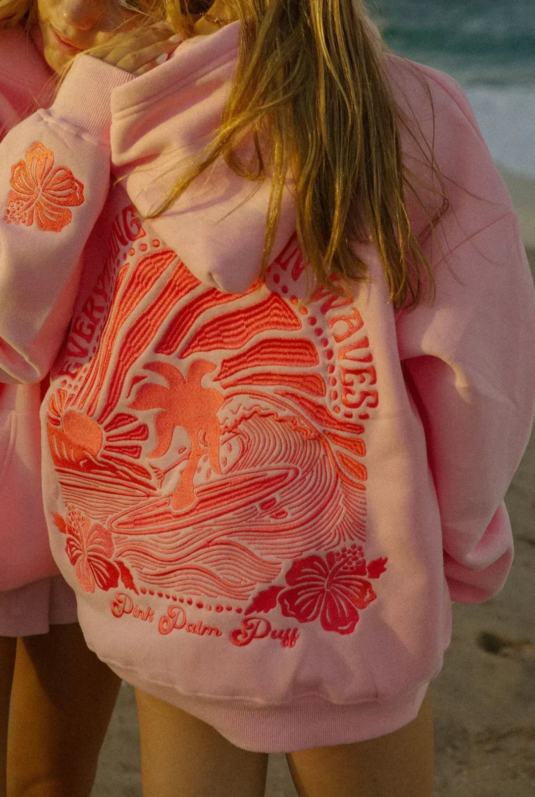 Damen Freizeit Hoodie mit besticktem Tropen-Design. Vielseitig kombinierbar für entspannte Tage.