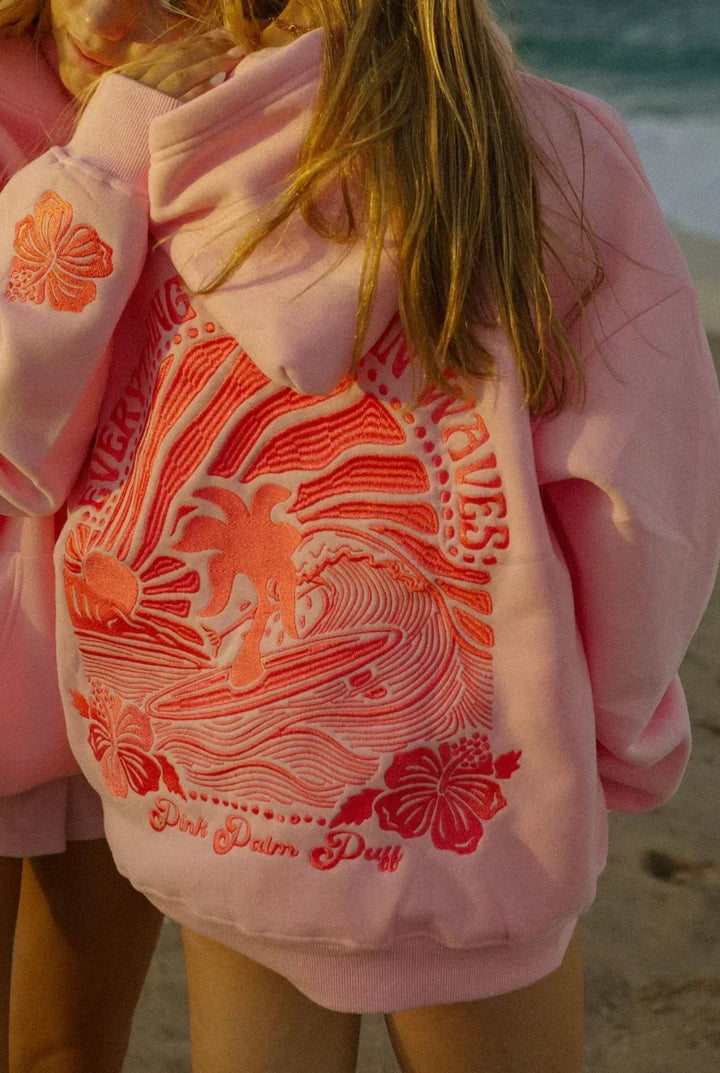 Damen Freizeit Hoodie mit besticktem Tropen-Design. Vielseitig kombinierbar für entspannte Tage.