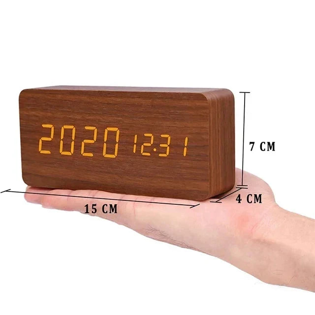 Multifunktionale LED Digitaluhr aus Holz mit Sprachsteuerung, Wecker, Temperaturanzeige für Zuhause & Büro.