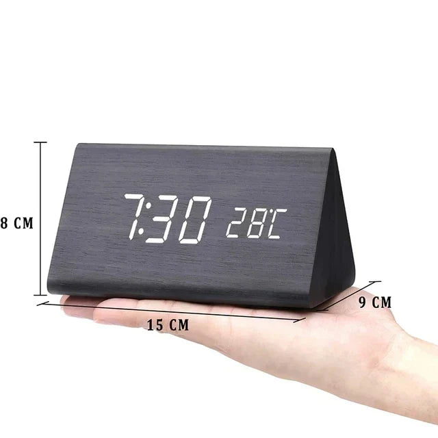Stylische Holzuhr mit LED-Display, integriertem Wecker, Sprachsteuerung & präziser Temperaturanzeige.