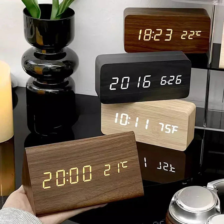 Smarte Holz LED Digitaluhr mit Sprachsteuerung & Temperaturanzeige, ideal als moderner Wecker für Zuhause.