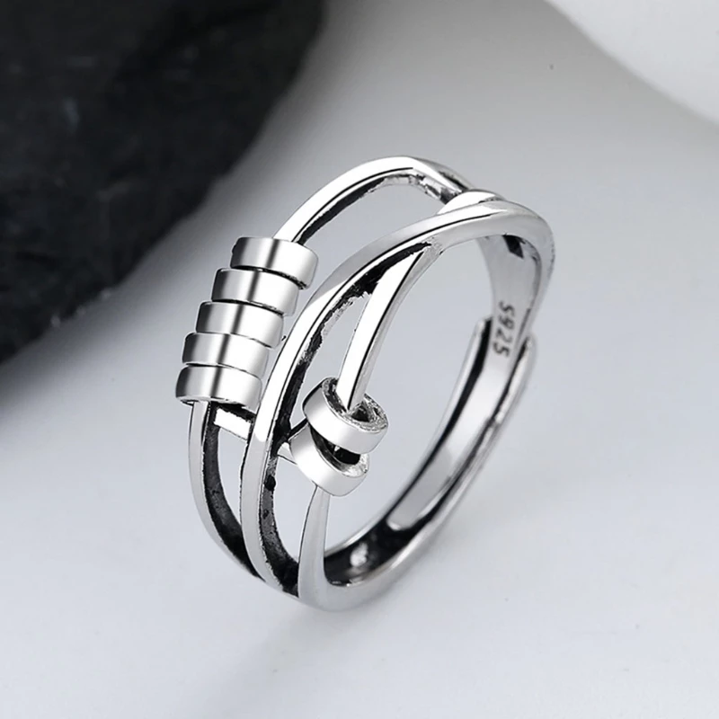 Nahaufnahme eines 925er Silber Fidget Rings für Damen, drehbar und handgemacht für Achtsamkeit.