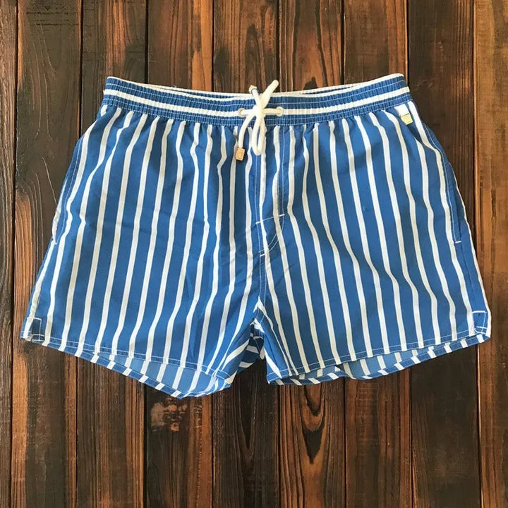 Rückansicht der bequemen gestreiften Herren-Badeshorts. Ideal für Pool & Sommer.