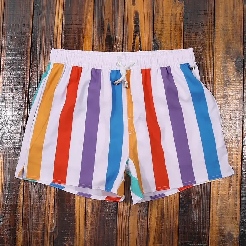 Praktische Gesäßtasche der gestreiften Herren-Schwimmshorts. Komfortable Bademode für den Sommer.
