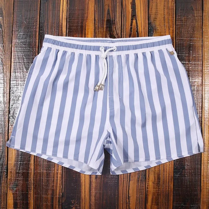 Gestreifte Herren-Badeshorts mit Wassertropfen. Schnelltrocknende Schwimmshorts für Pool & Meer.