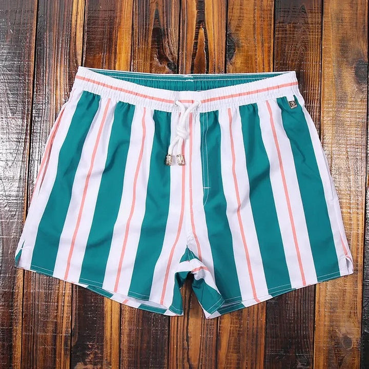 Herren-Badeshorts mit Streifen im sommerlichen Pool-Ambiente. Stilvolle Bademode für Männer.