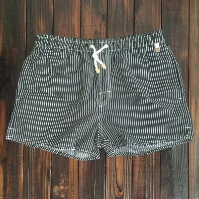 Bequeme gestreifte Herren-Badeshorts für maximale Bewegungsfreiheit. Ideal für alle Wasseraktivitäten.