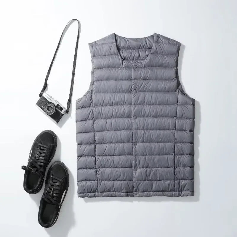 Packbare ultraleichte Herrenweste mit Daunenfüllung. Ideal für Reisen, Herbst & Winter.