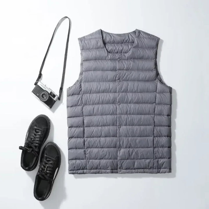 Packbare ultraleichte Herrenweste mit Daunenfüllung. Ideal für Reisen, Herbst & Winter.