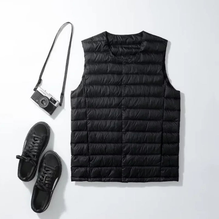 Sportliche Herren Daunenweste im modernen Design. Vielseitig für Freizeit, Outdoor & Herbstmode.