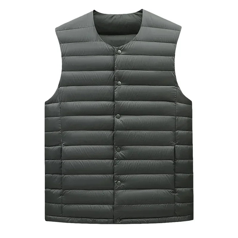Kompakt verpackte Herren Daunenweste, ultraleicht & reisefreundlich. Perfekt für Herbst/Winter-Touren.