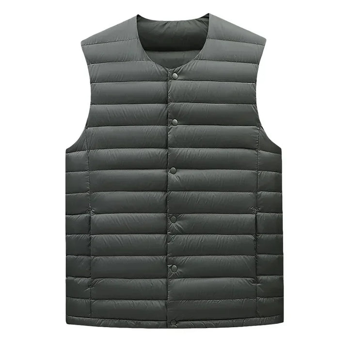 Kompakt verpackte Herren Daunenweste, ultraleicht & reisefreundlich. Perfekt für Herbst/Winter-Touren.