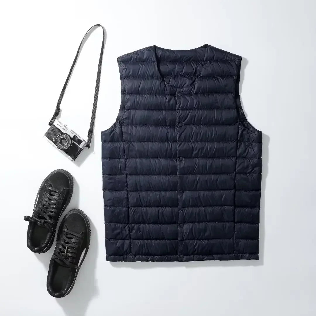 Hochwertige Daunenweste für Herren, atmungsaktiv & warm. Optimal für Outdoor-Sport im Herbst.