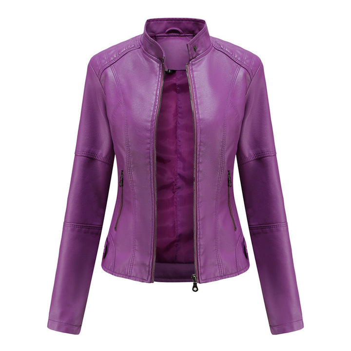 Rückenansicht der eleganten Damen Kurzjacke, betont die taillierte Passform.