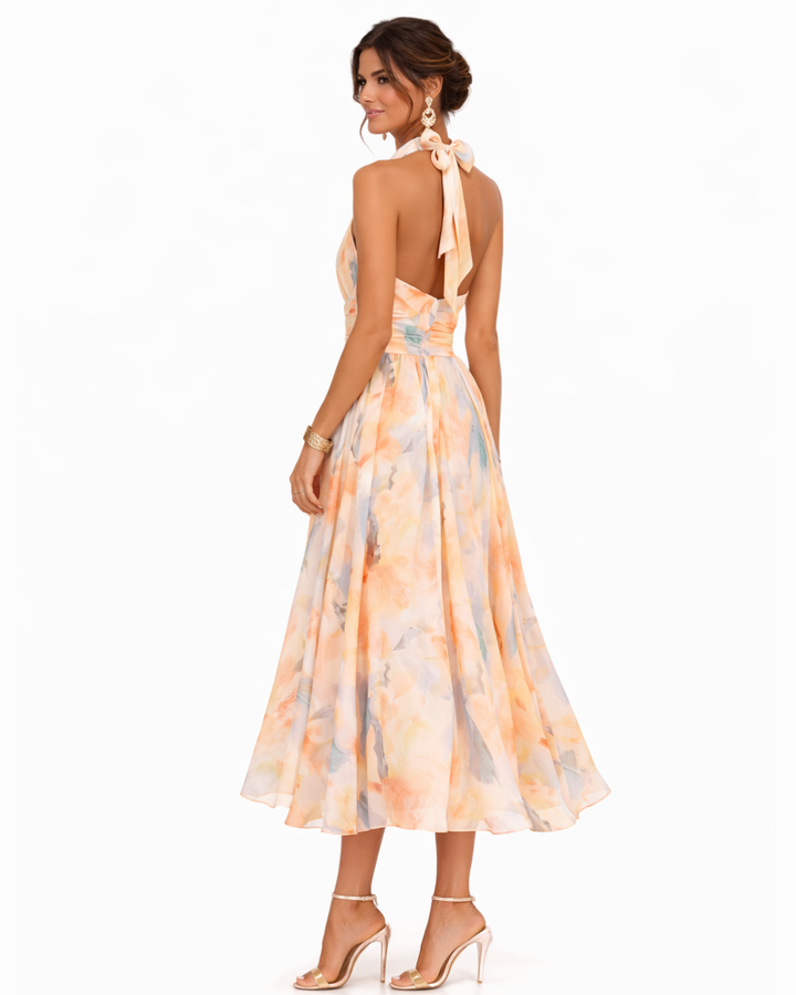 Fließendes Damen Maxikleid mit Halterneck und einzigartigem Aquarelldruck, vielseitig als Party- oder Urlaubskleid.
