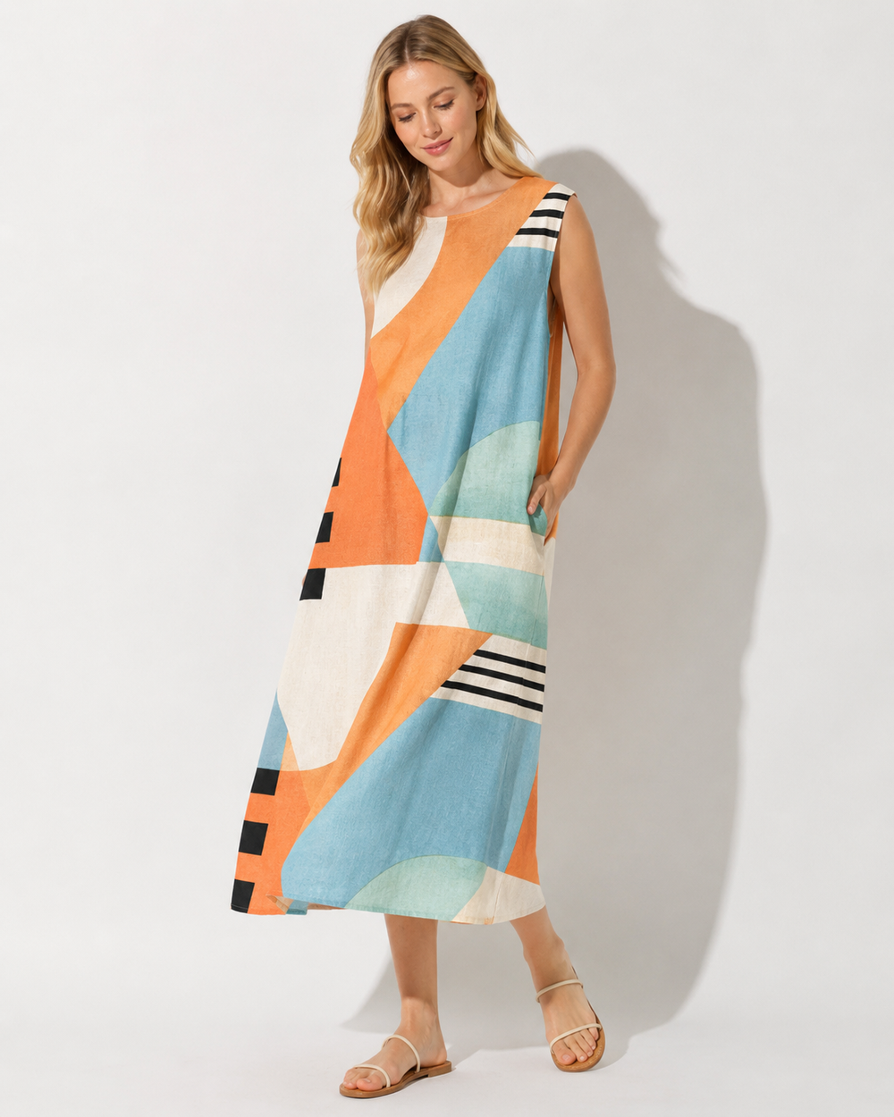 Feminin geschnittenes ärmelloses Damen Sommerkleid mit floralem Muster, ideal für warme Tage und Urlaube.