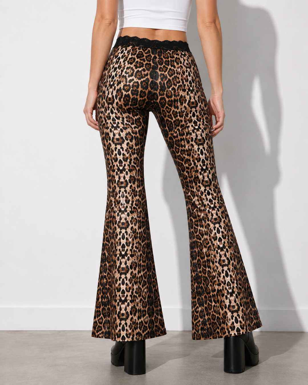 Modische, figurbetonte Damen Leopard-Schlaghose mit zartem Spitzenbesatz. Ein stilvoller Trend für Damen.