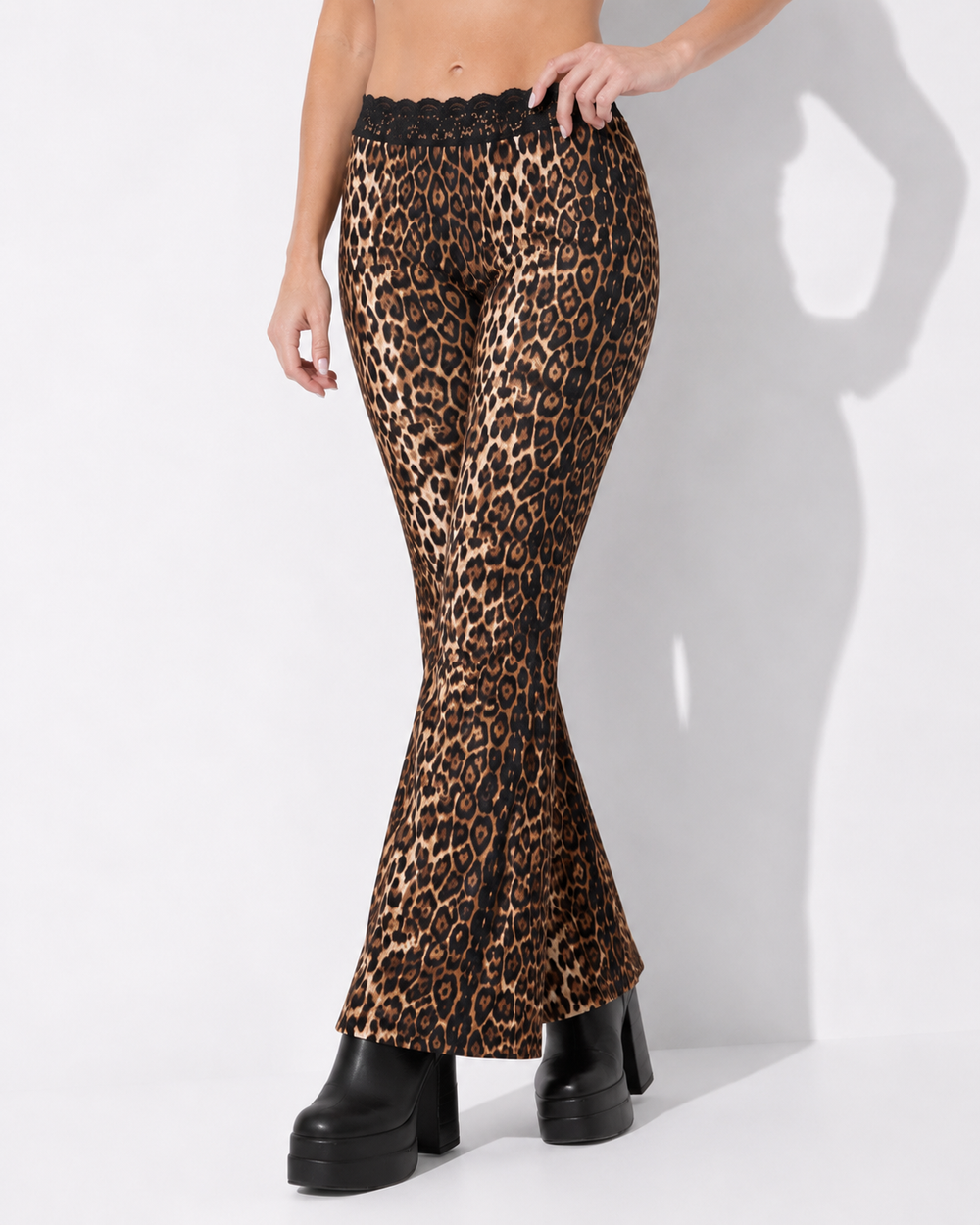 Elegante Damen Schlaghose mit Leopardenmuster und Spitze, perfekt für einen stilvollen Partylook oder Freizeit.