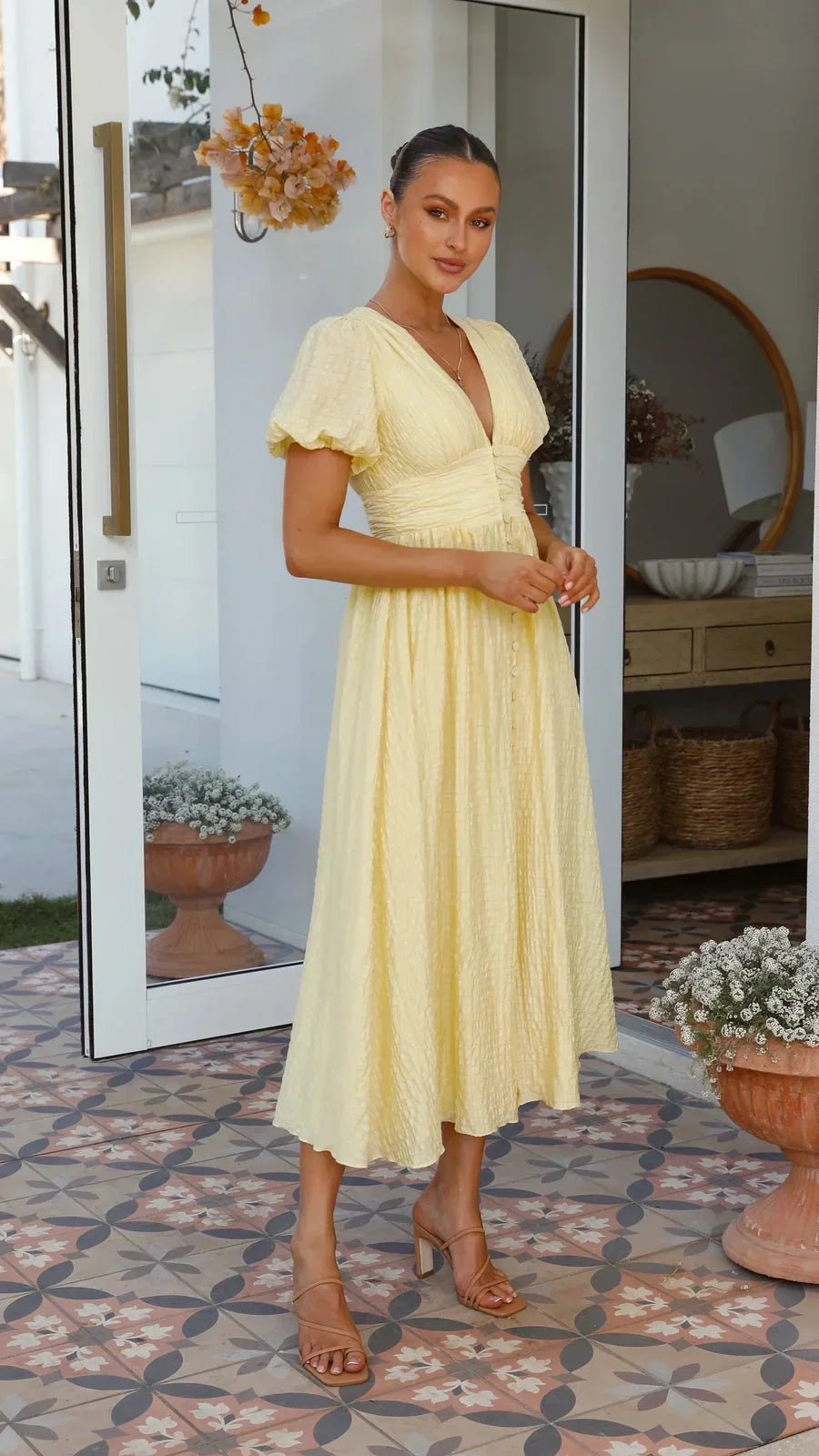 Strukturiertes Damen Midi Kleid in Gelb mit Puffärmeln & V-Ausschnitt. Elegantes Sommer- & Urlaubskleid, modisch tailliert.