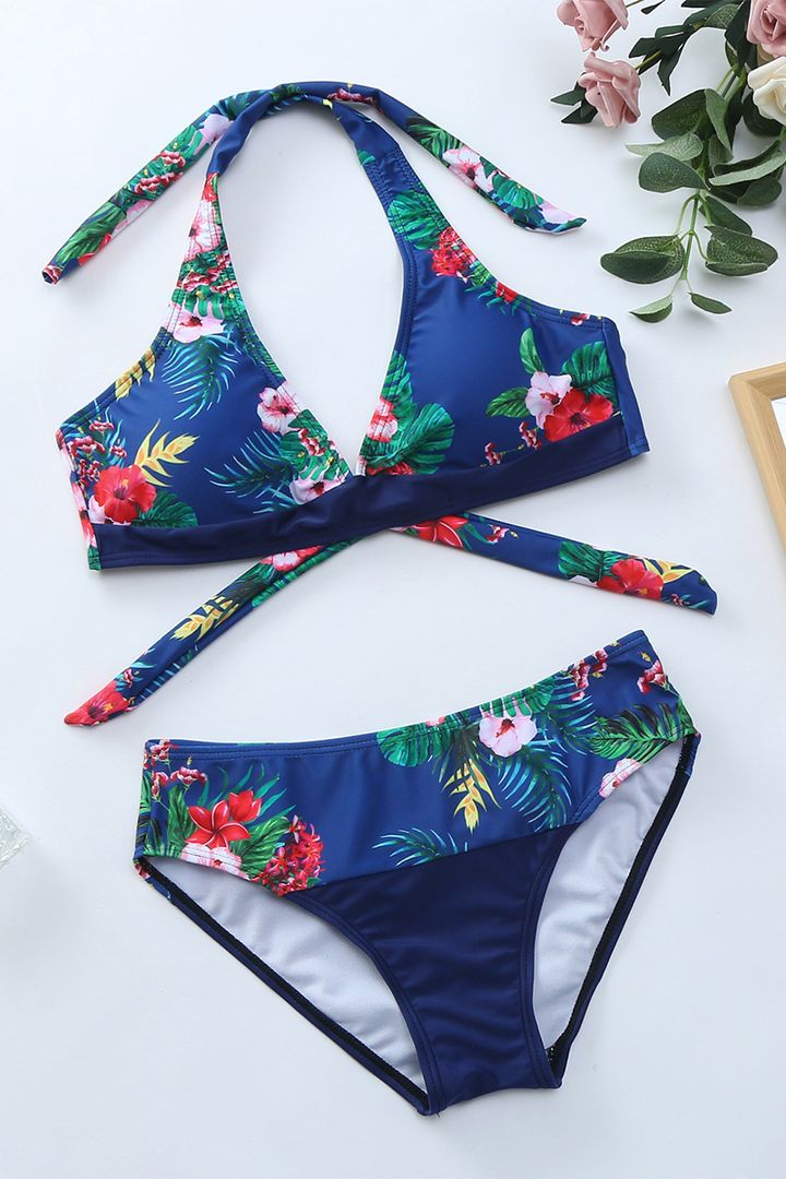 Stilvoller Damen Halterneck Bikini mit lebhaftem Blumenmuster. Komfortable Bademode für den Sommerurlaub.