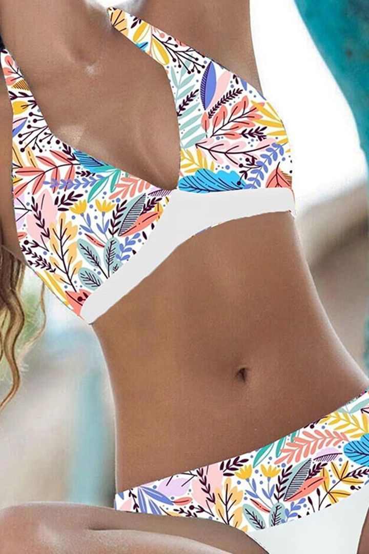 Schicker Damen Bikini mit Blumenmuster, Halterneck Top und passendem Höschen. Ideal für den Strandurlaub.