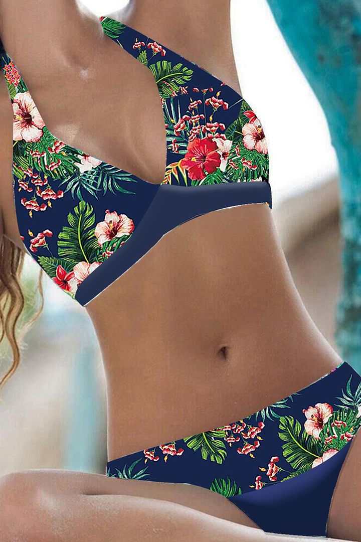 Modisches Damen Halterneck Bikini Set mit Blumenmuster, getragen am sonnigen Strand im Sommer.