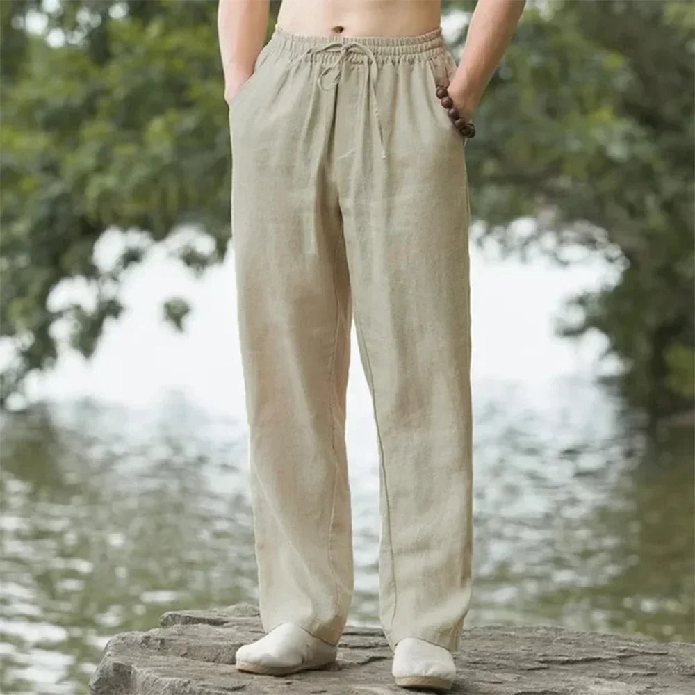 Herren-Sommerhose weites Bein, atmungsaktiv, mit Elastikbund. Lässige Freizeithose für moderne Herrenmode.