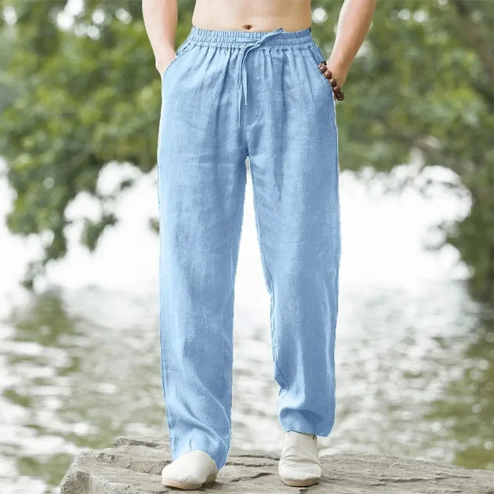 Nahaufnahme: Atmungsaktive Herrenhose weites Bein. Komfortabler Elastikbund, ideal für Sommer, Strand & Reise.