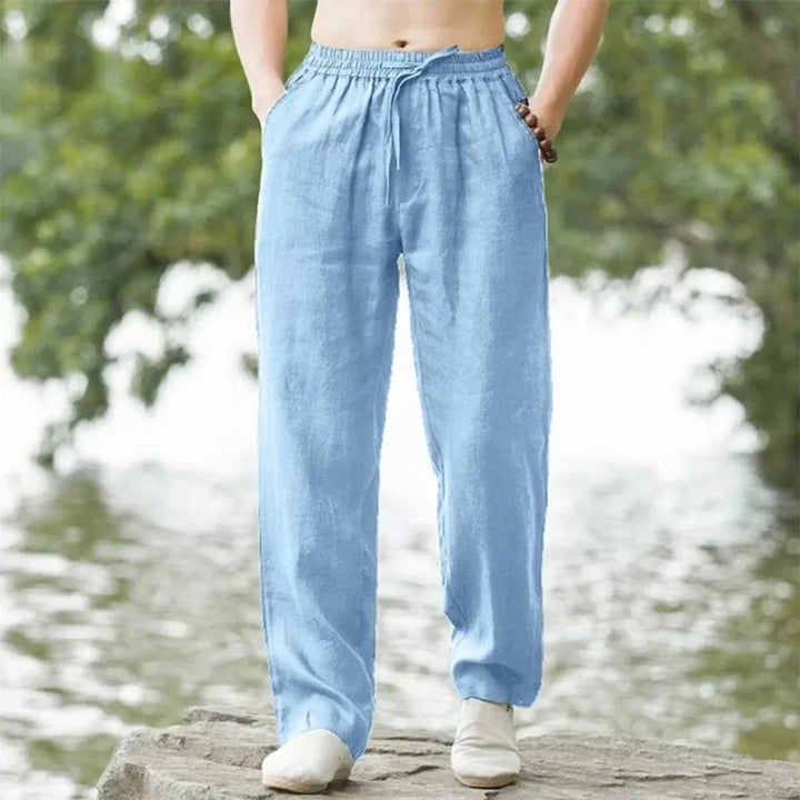 Nahaufnahme: Atmungsaktive Herrenhose weites Bein. Komfortabler Elastikbund, ideal für Sommer, Strand & Reise.