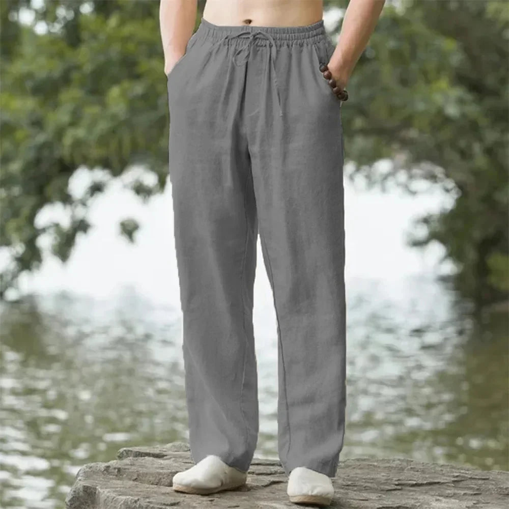 Mann trägt lässige Herrenhose weites Bein. Atmungsaktiv, mit Elastikbund, perfekt für Sommer, Freizeit & moderne Mode.