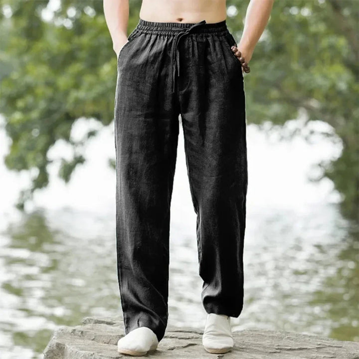 Gefaltete Herrenhose weites Bein, atmungsaktiv. Lässige Sommerhose mit Elastikbund. Ideal als Reisepants & Strandhose.