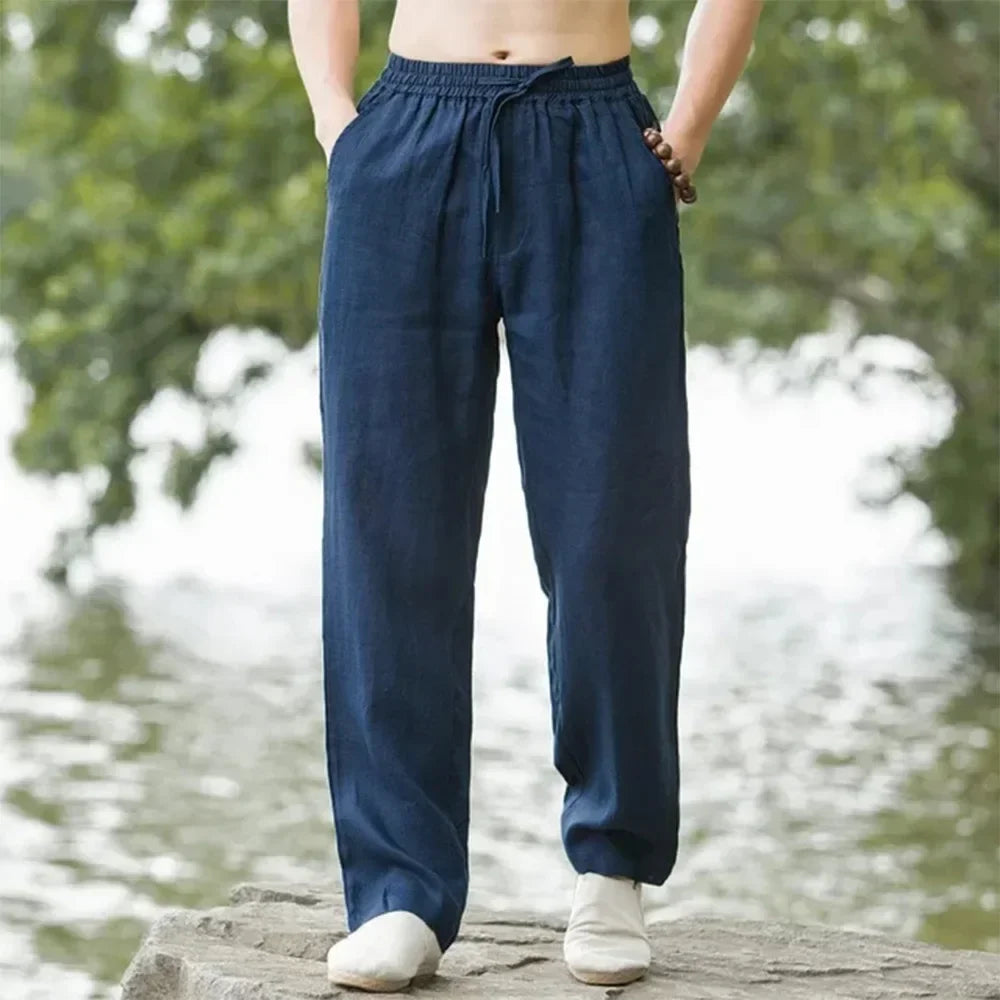 Rückansicht: Herren-Freizeithose weites Bein, atmungsaktiv. Moderner Schnitt, Elastikbund. Komfortable Sommerhose.