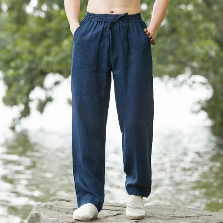 Rückansicht: Herren-Freizeithose weites Bein, atmungsaktiv. Moderner Schnitt, Elastikbund. Komfortable Sommerhose.