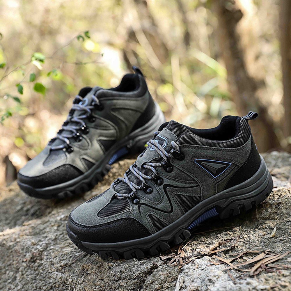 Nahaufnahme der rutschfesten Sohle von Herren Trekking-Schuhen, ideal für Outdoor-Performance.