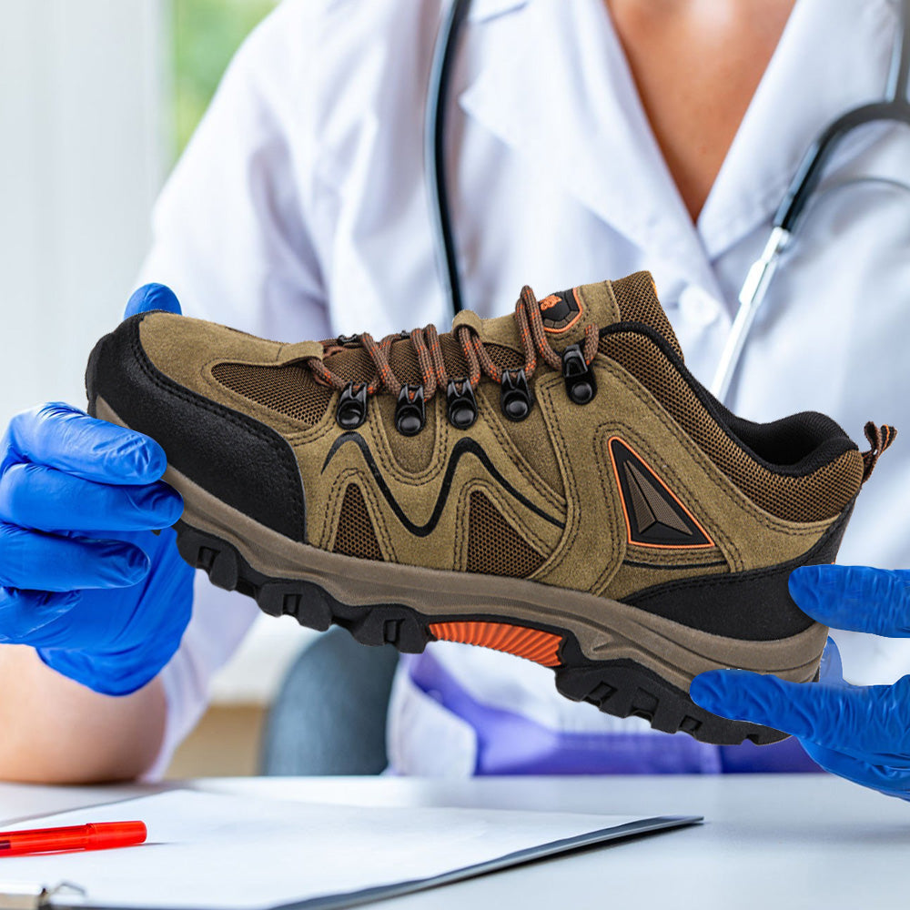 Graue Herren Sportschuhe, bequem und rutschfest für Wandern und Freizeitaktivitäten.