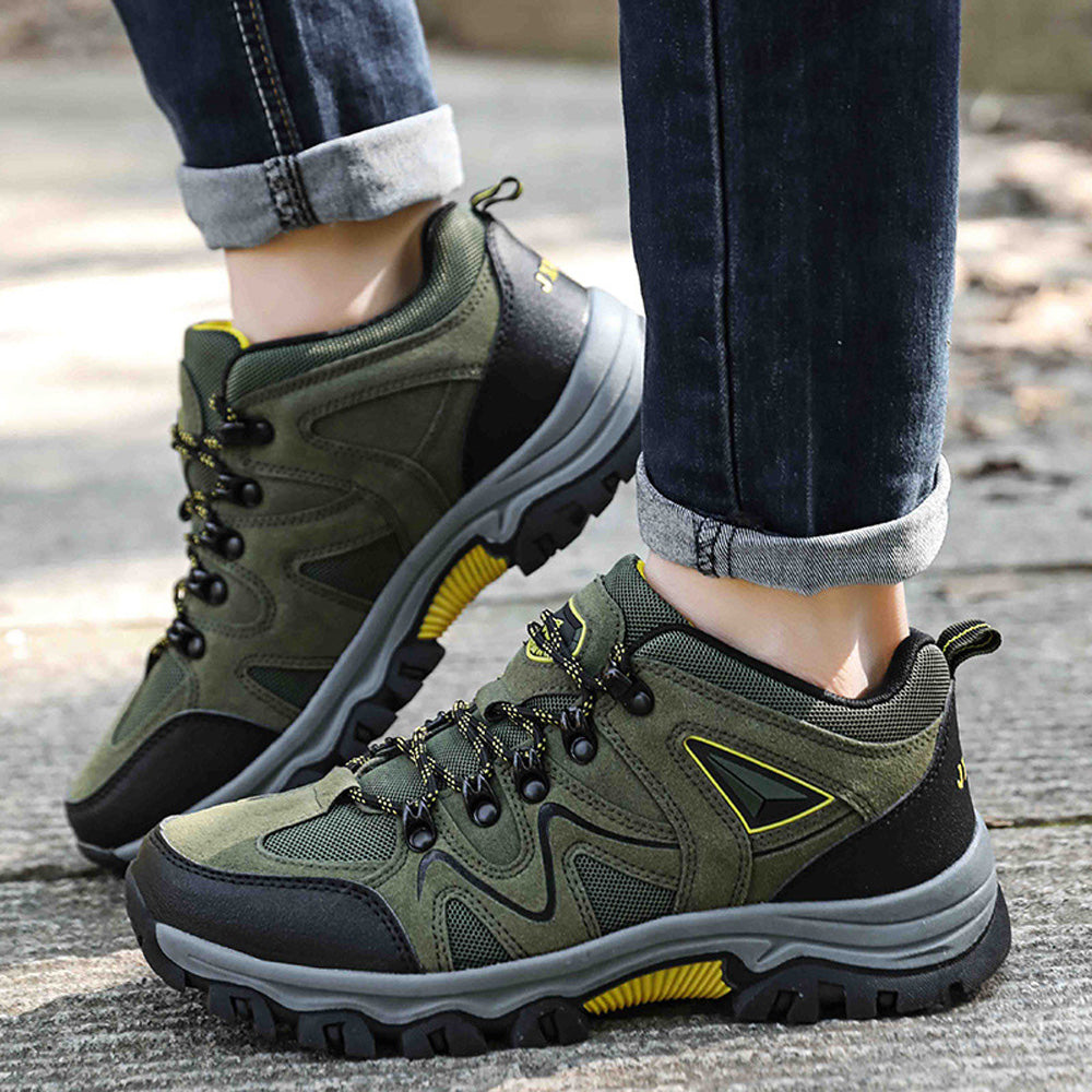 Detail der Schnürung von Herren Wanderschuhen, sicherer Halt und fester Sitz beim Wandern.