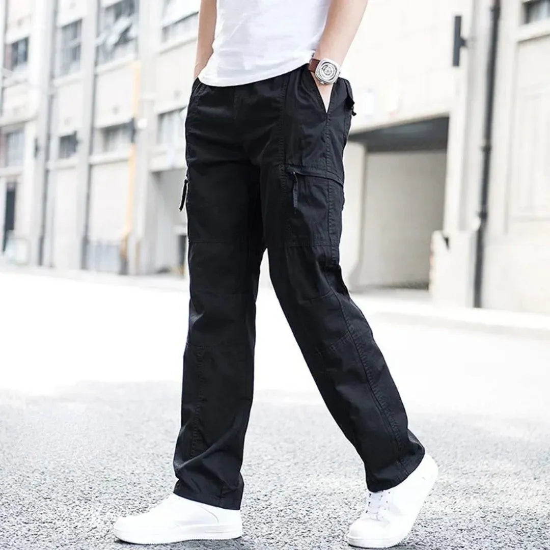 Bequeme, lässige Herren Alltagshose in Schwarz, eine dehnbare Stretchhose für die Freizeit.