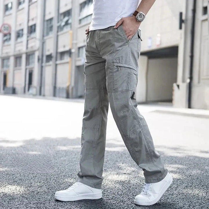 Vielseitige Herren Stretchhose in Grün, als funktionale Outdoor- oder bequeme Alltagshose tragbar.