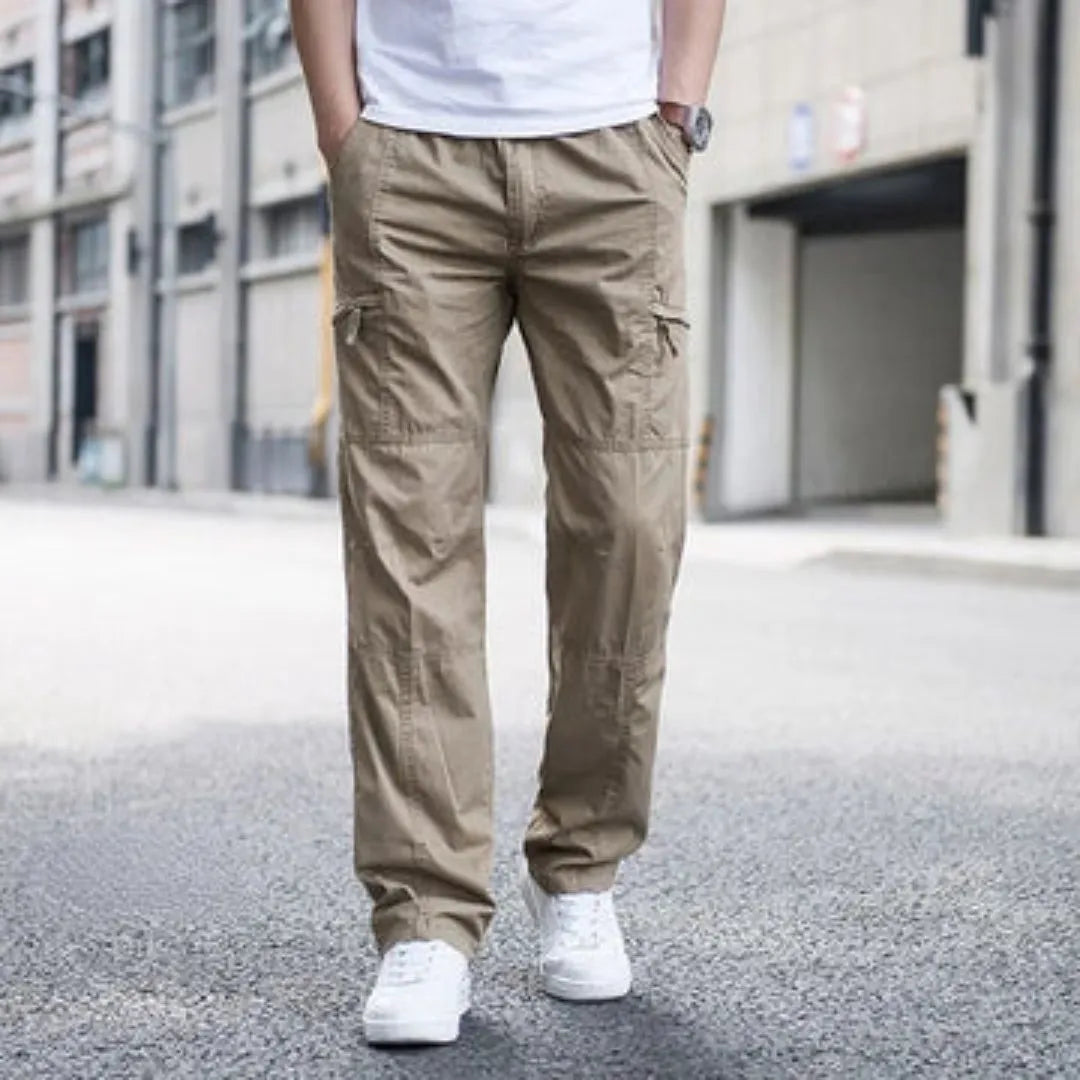 Dunkelgraue Herren Stretch-Cargohose für optimalen Komfort und Bewegungsfreiheit im Alltag.