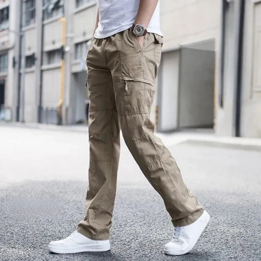 Funktionale Herren Cargohose in Khaki mit praktischen Seitentaschen, ideal für Outdoor-Aktivitäten.