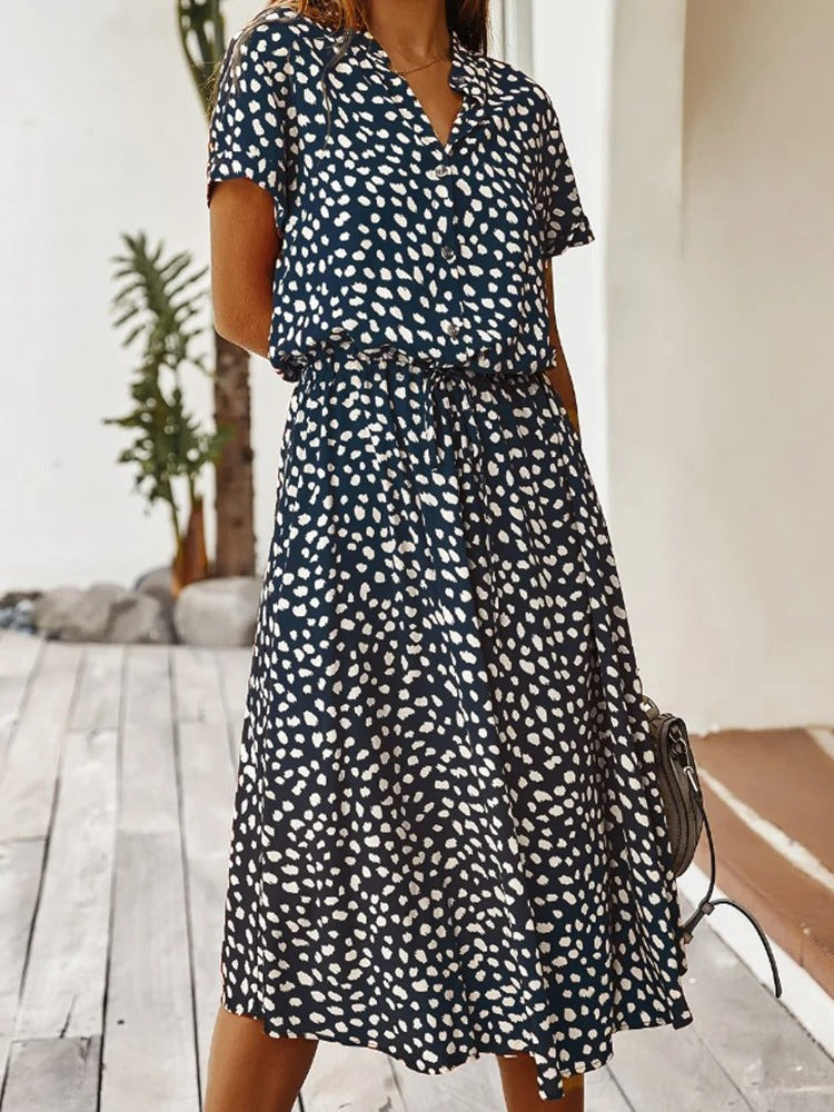 Fließendes, bequemes Damen Midi Sommerkleid mit Taillengürtel. Lockeres Design für angenehmen Tragekomfort.