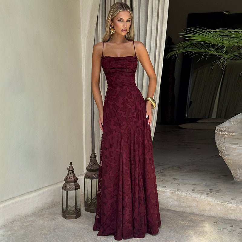 Elegantes Damen Abendkleid mit floralem Design, Spaghettiträgern & schmeichelhafter Passform für besondere Anlässe.