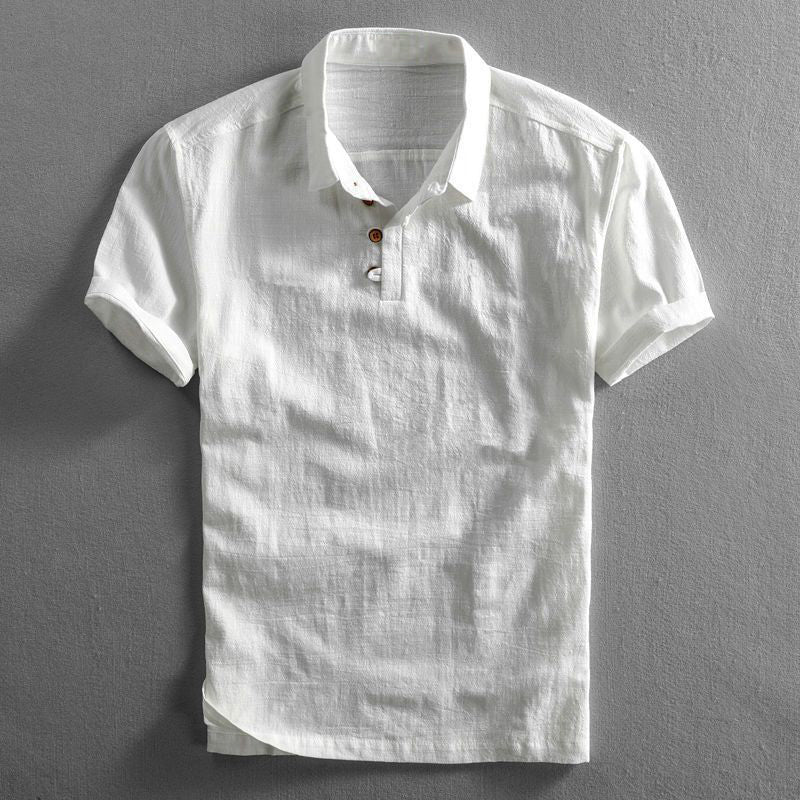 Mann trägt bequemes, luftiges Herren Kurzarm Poloshirt beim Spaziergang im Sommer. Ideal für Reise & Freizeit.